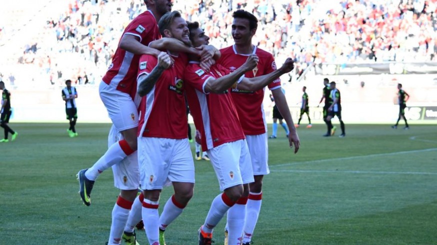 El Real Murcia se impone en el derbi 2-1 al Cartagena