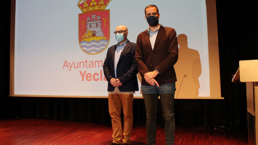El concejal de Comunicación, Jorge Ortuño (derecha) y el diseñador gráfico, Mario Nohales (izq)