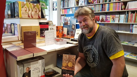 Vicente Velasco rodeado de los libros que se presentan en el Festival 'Deslinde'