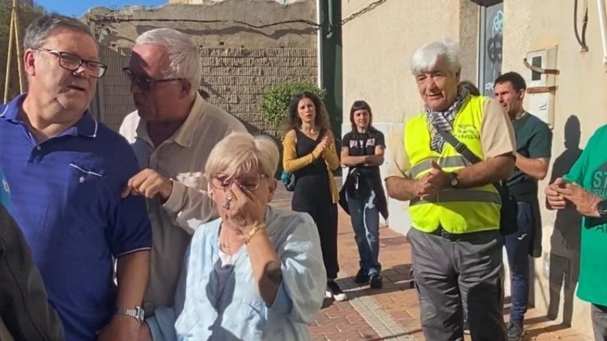 "¡Santi se queda en su casa! ¡Desahucio aplazado!"