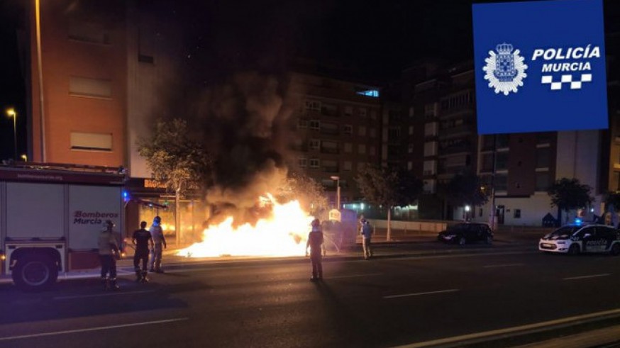 Imagen de un contenedor ardiendo