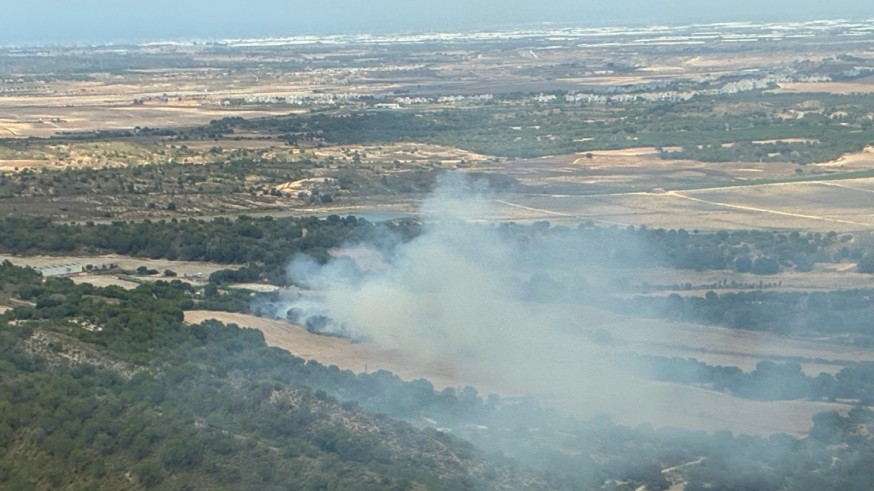Movilizado un amplio operativo para sofocar un incendio forestal en Gea y Truyols