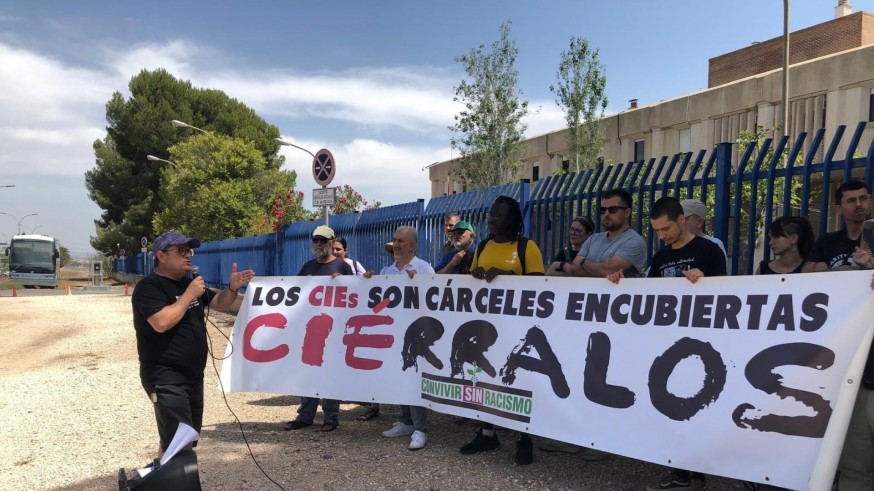 Concentración ante el Centro de Internamiento de Extranjeros de Murcia para pedir su cierre
