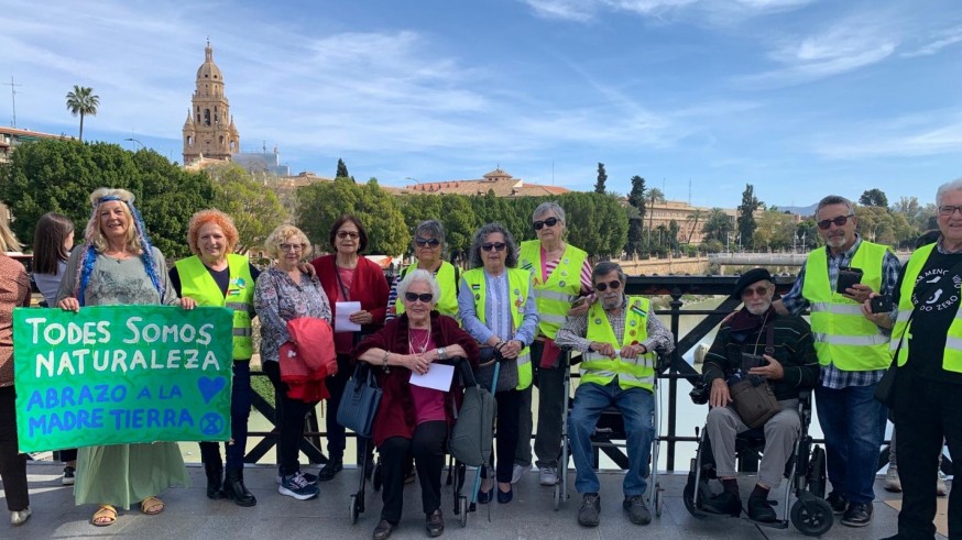 Abrazan el Puente Viejo de Murcia para pedir mejor calidad del aire y sombra en los colegios