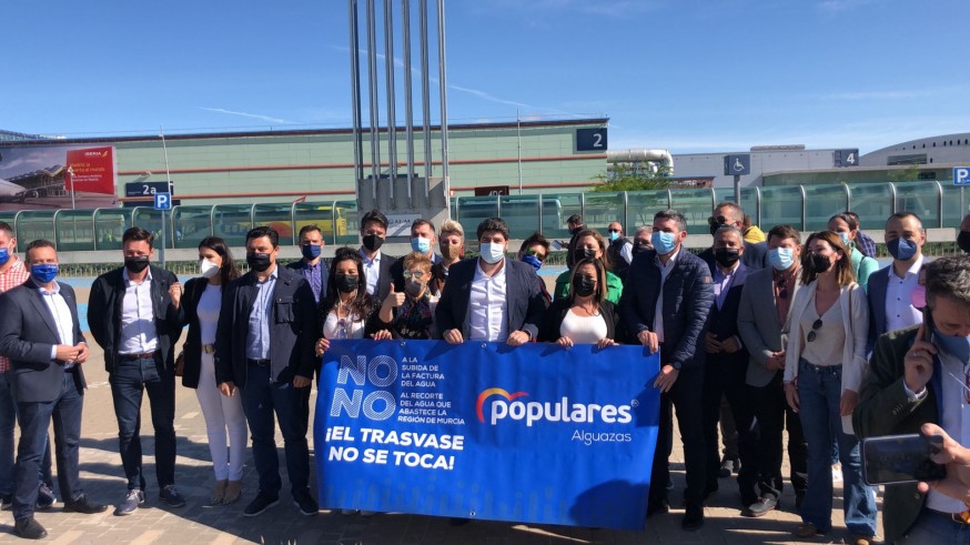 López Miras junto a otros miembros del PP que se han desplazado a Madrid.