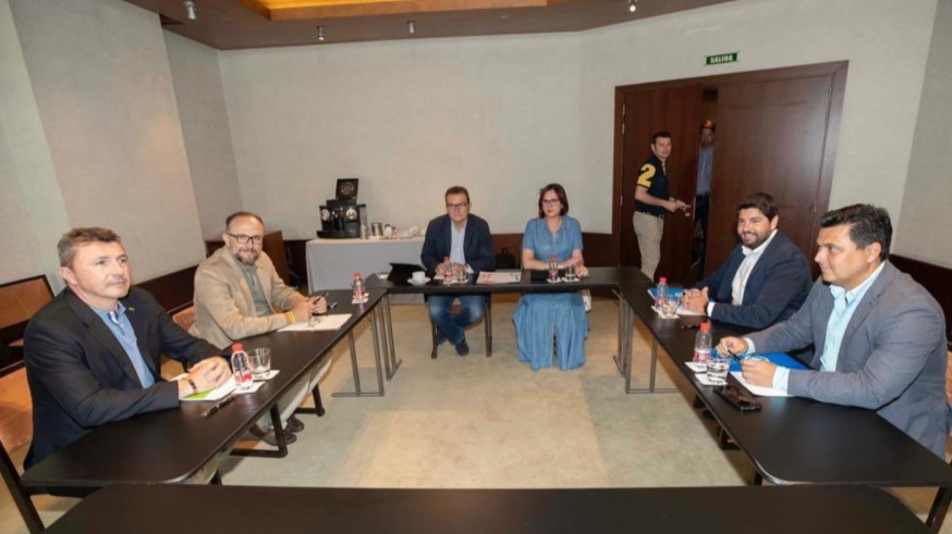 Mesa negociadora de PP, C's y Vox. 