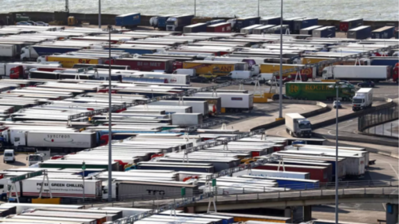 Cientos de camioneros murcianos atrapados en los accesos al puerto inglés de Dover por un ataque informático en los puestos de control