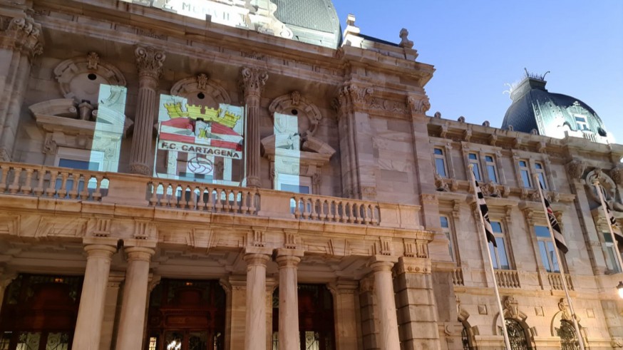 Escudo del FC Cartagena proyectado sobre la fachada del Ayuntamiento. ORM