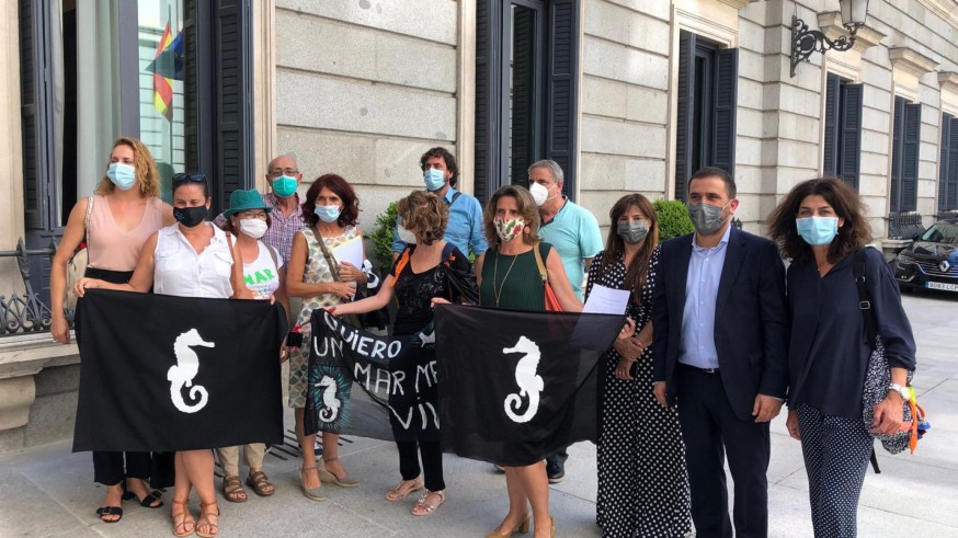Miembros del colectivo junto a la ministra Ribera y diputados del PSOE en el Congreso