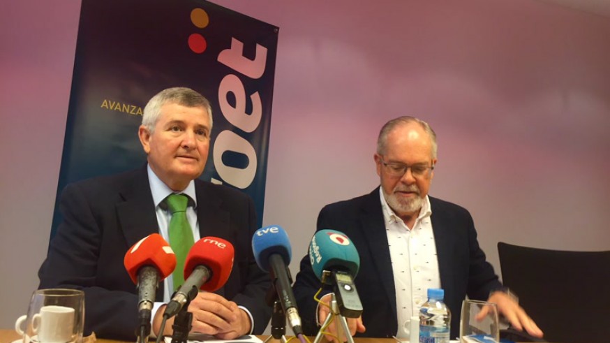 Pedro Díaz y Manuel Pérezcarro durante el desayuno de trabajo en el que han repasado los datos del sector. ASR