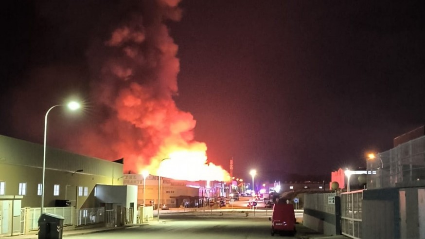 Controlado un aparatoso incendio en una nave de Abanilla