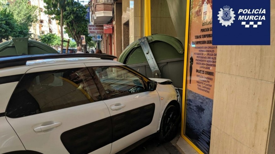 coche empotrado contra el local