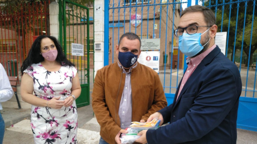 Mateos, en el reparto de mascarillas en los centros