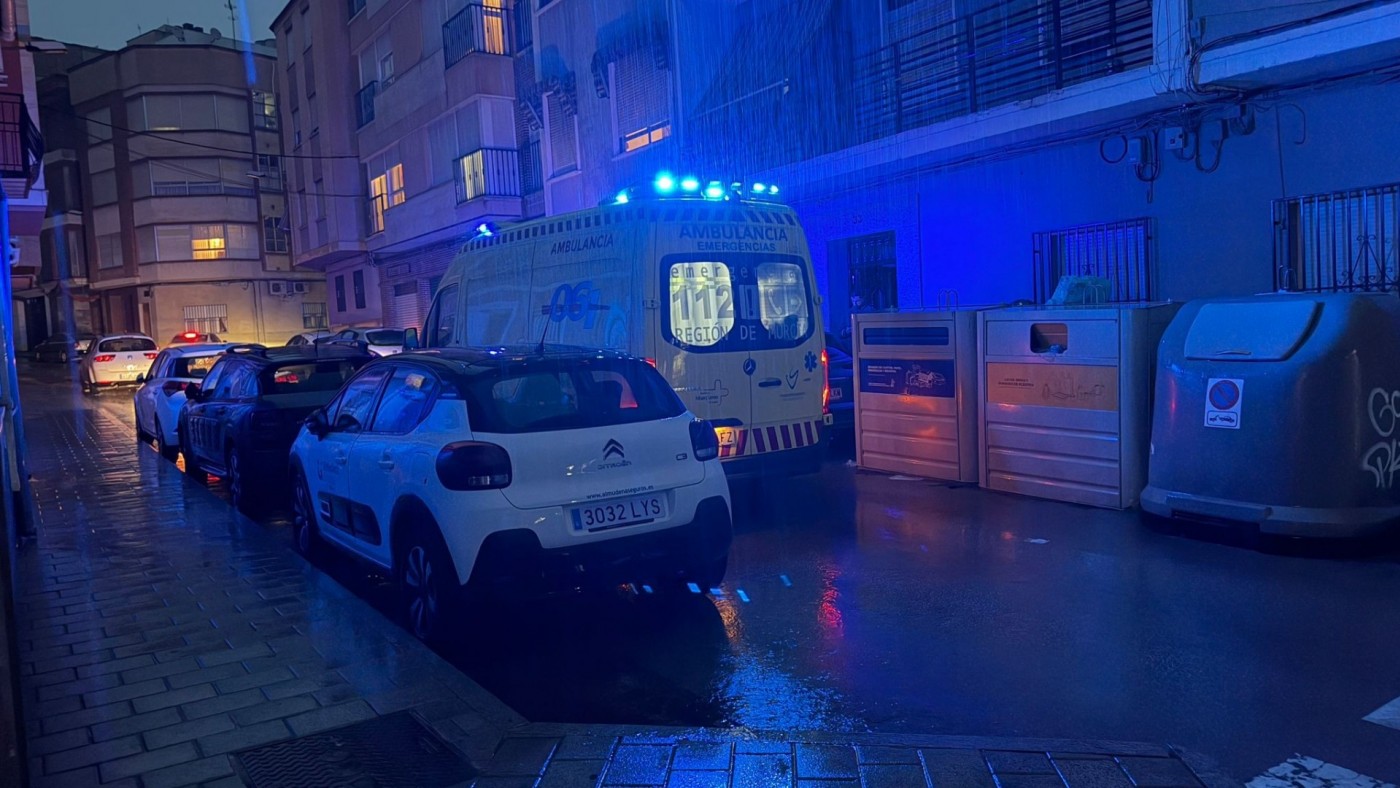 Un hombre cae desde un cuarto piso en Cieza y es trasladado grave a la UCI