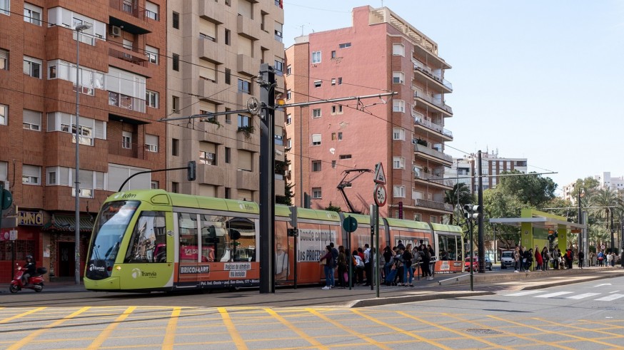 El tranvía refuerza el servicio durante el día del Entierro de la Sardina