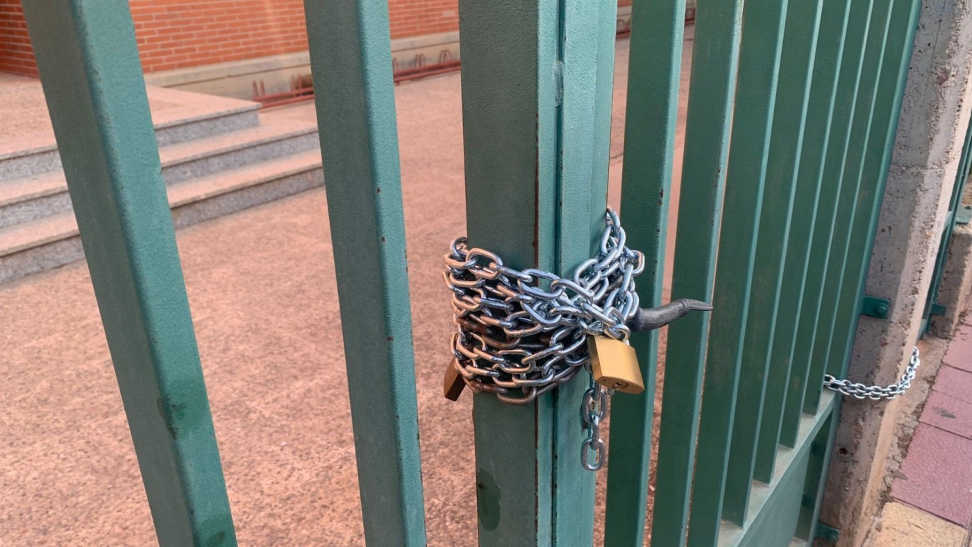 Los centros educativos de Los Alcázares amanecen con cadenas en las puertas para protestar por la situación en las aulas