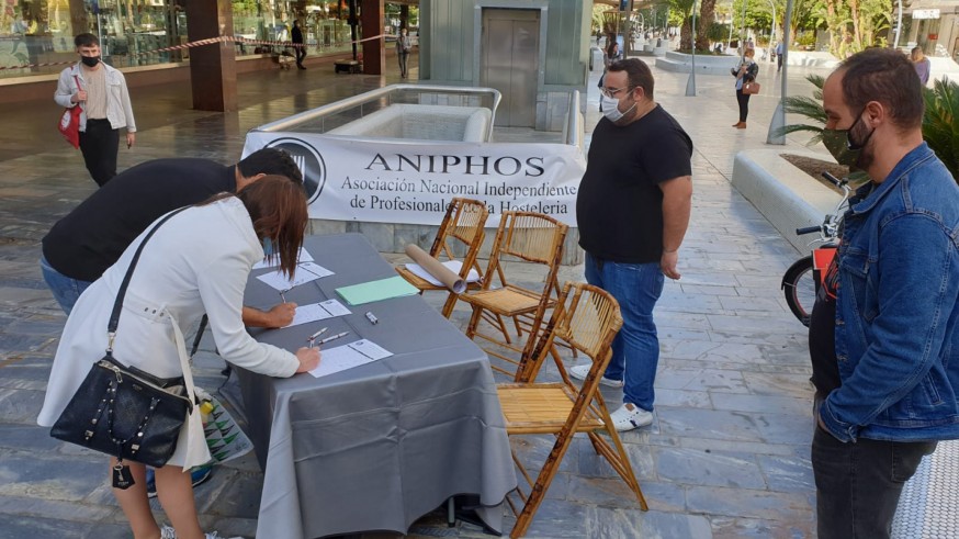 Miembros de ANIPHOS recogen firmas en la Avenida de la Libertad. ORM