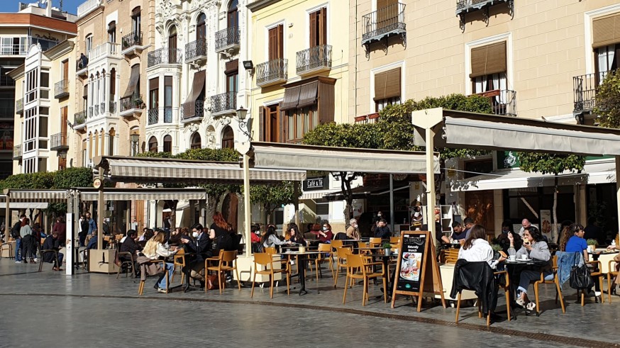 Terrazas llenas de clientes, el miércoles, en la Plaza de Belluga de Murcia. ORM