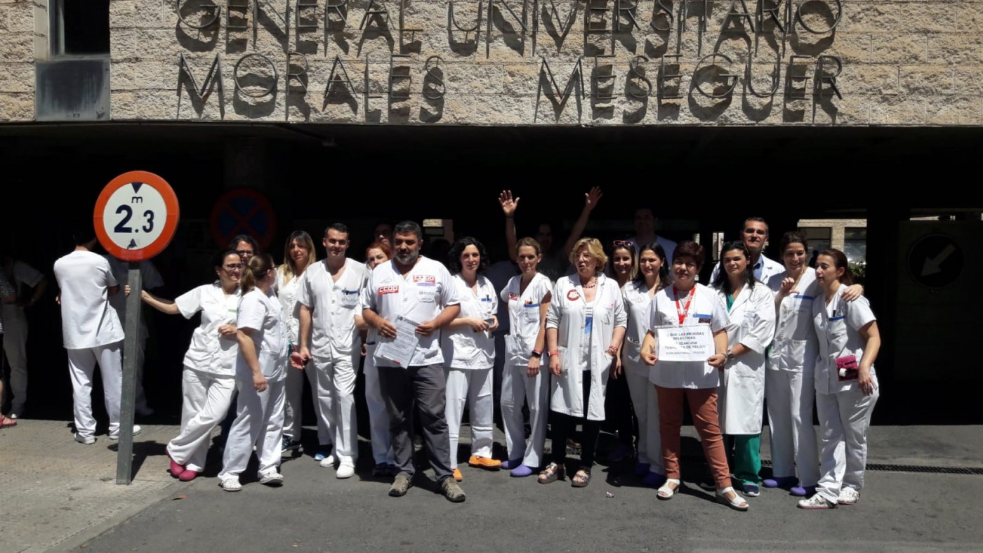 Protesta de enfermeros a las puertas del Morales Meseguer en Murcia