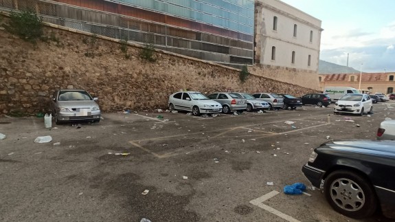 Estado en el que quedó el parking junto al campus de la Muralla del Mar tras el botelleo