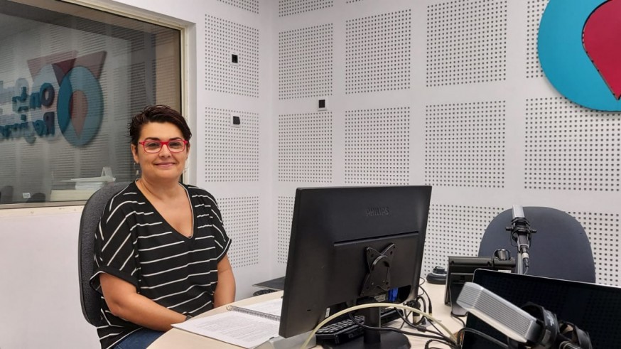 Clara Alarcón en los estudios de Onda Regional en Murcia