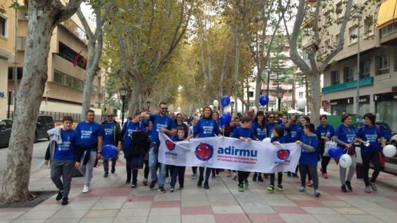 La marcha a pie convocada por ADIRMU en la avenida Alfonso X 'El Sabio' de Murcia. ASR.