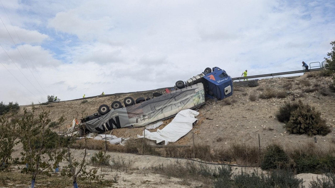 Un camión cargado de patatas sufre un espectacular accidente en la A-30 a la altura de Cieza