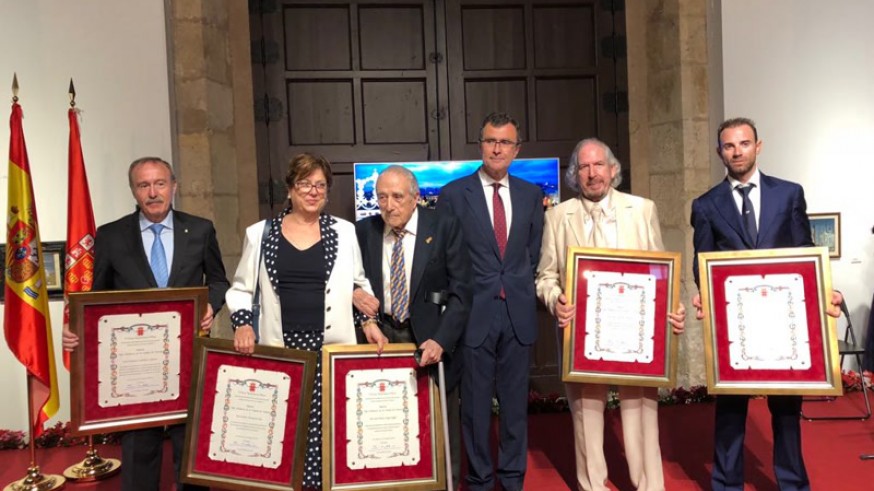 El alcalde de Murcia, José Ballesta y los 5 hijos predilectos. AYUNTAMIENTO DE MURCIA