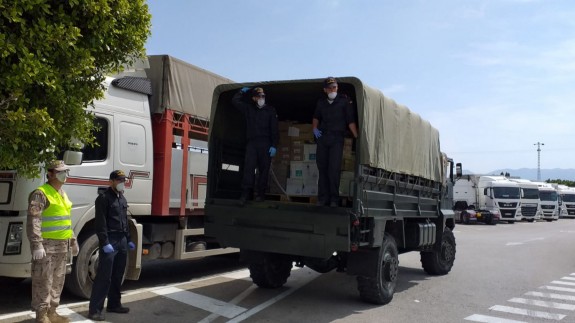 Camiones del Ejército con los alimentos proporcionados por Cáritas