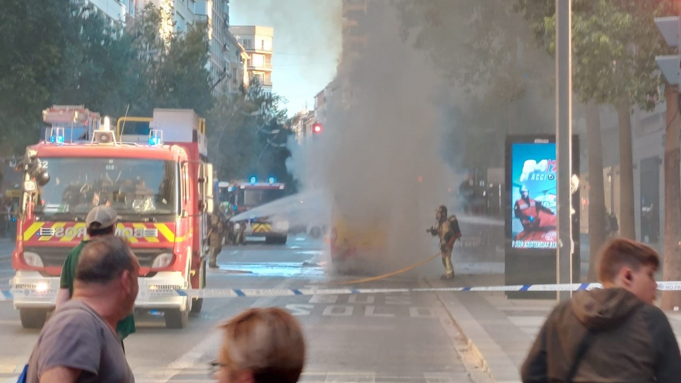 Arde un autobús en la Gran Vía de Murcia