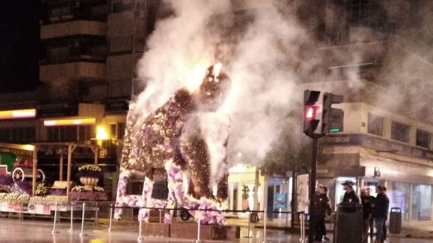 Bomberos sofocan el incendio de la escultura