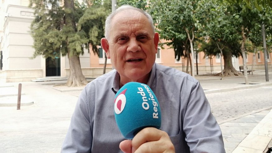 César Oliva, en la sección "Café para dos" en el programa "El Rompeolas"