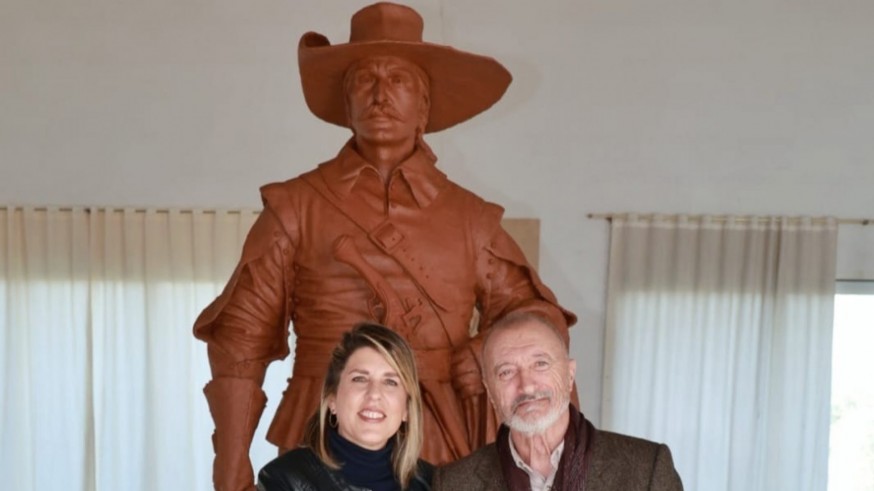 Cartagena rinde homenaje al capitán Alatriste con un monumento único en España