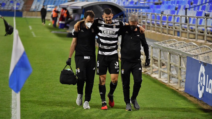 Toni Datkovic sale lesionado del terreno de juego en La Romareda