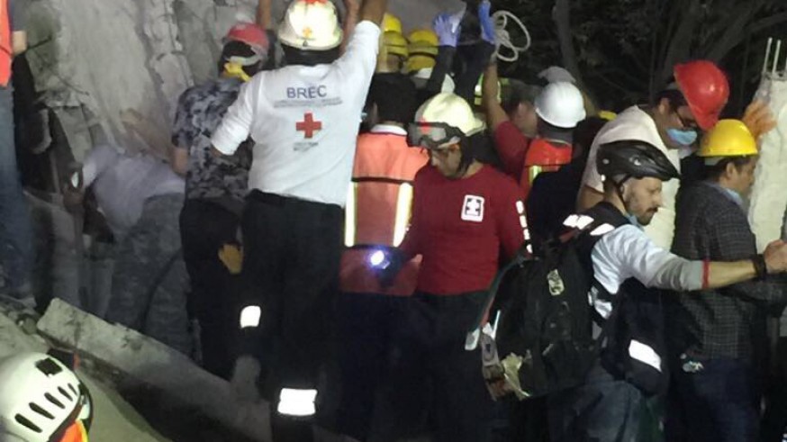 Los equipos de emergencia siguen trabajando en México DF