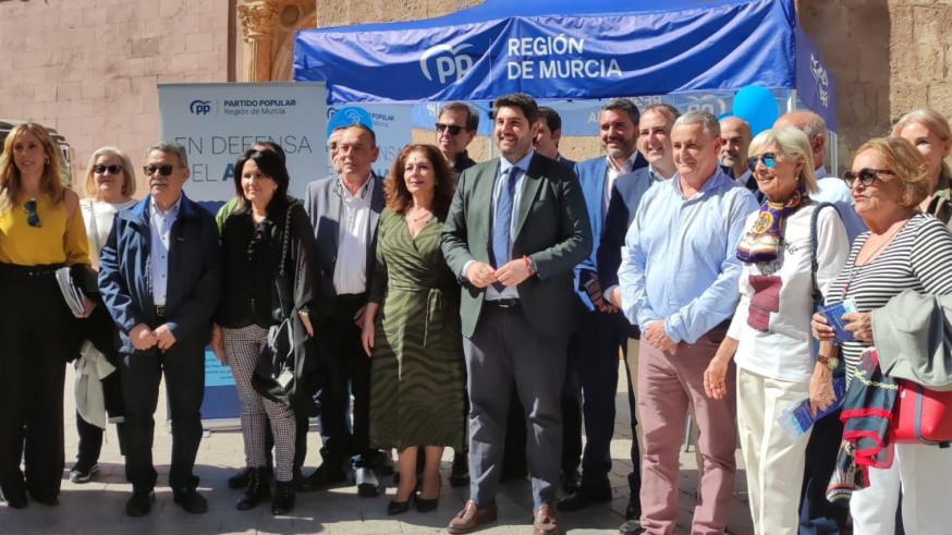 El PP de Murcia sale a la calle para recoger firmas en defensa del Trasvase Tajo Segura