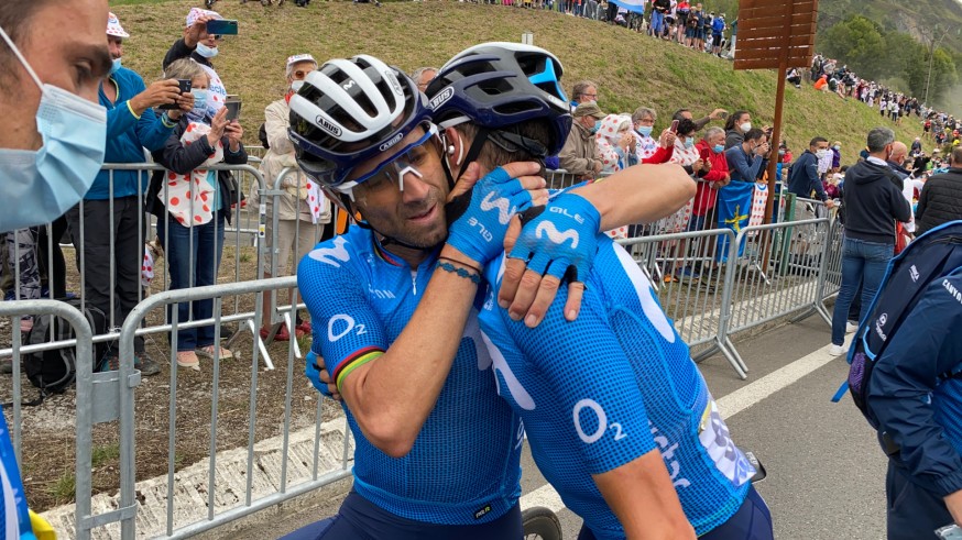 Alejandro Valverde se abraza con un compañero tras cruzar la línea de meta