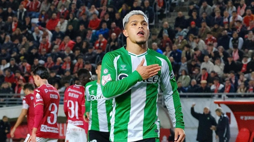 El Real Murcia cae por la mínima en una noche de récord