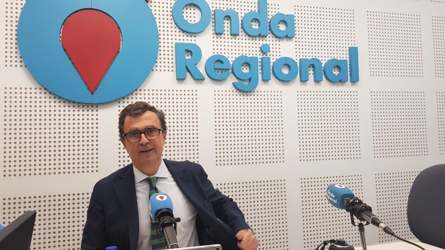 José Ballesta, alcalde de Murcia, en los estudios de Onda Regional