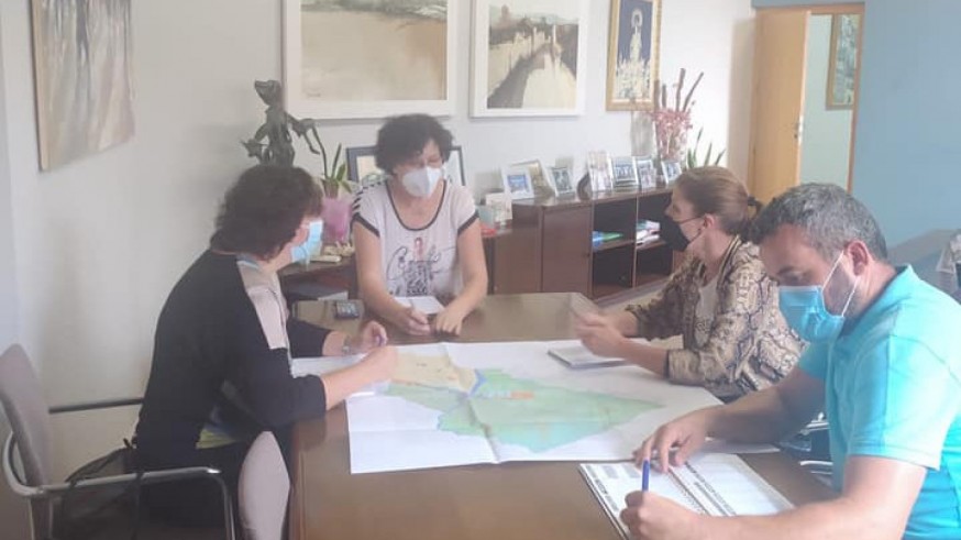 María Ángeles Túnez revisando el Plan General con los técnicos. AYUNTAMIENTO PUERTO LUMBRERAS