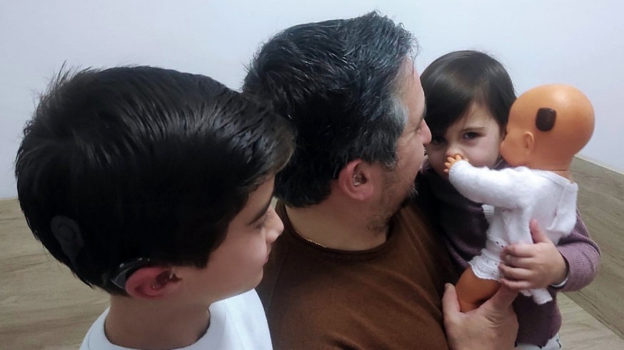 Manuel Carpena y sus dos hijos, con quien hablamos desde Yecla en el Día Internacional del Implante Coclear