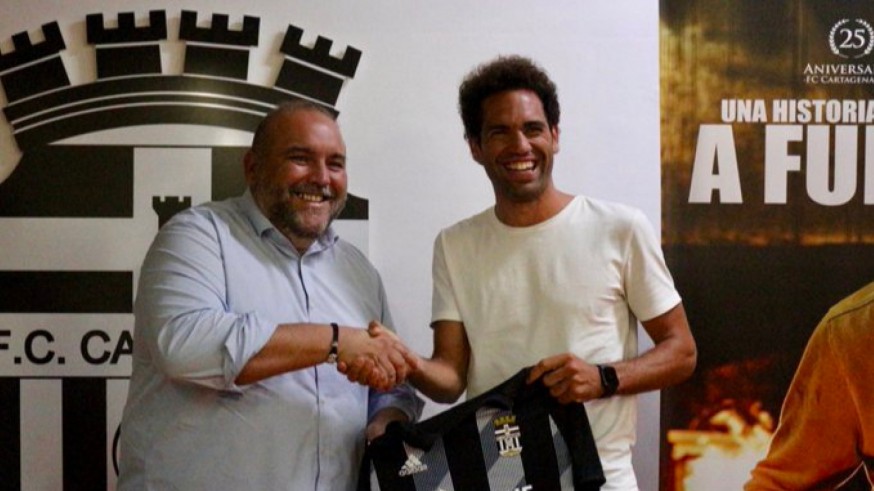Quim Araujo junto a Breis durante su presentación. Foto: FC Cartagena