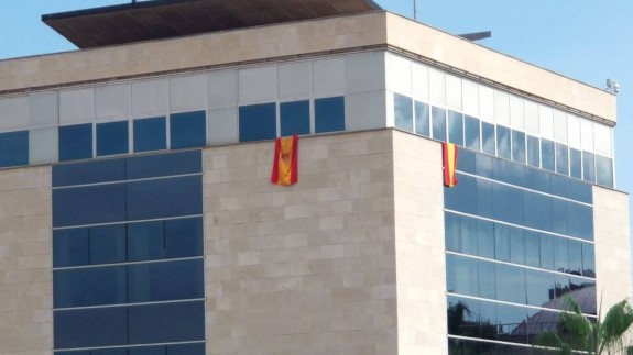 Banderas colgadas en el edificio de la Asamblea Regional.