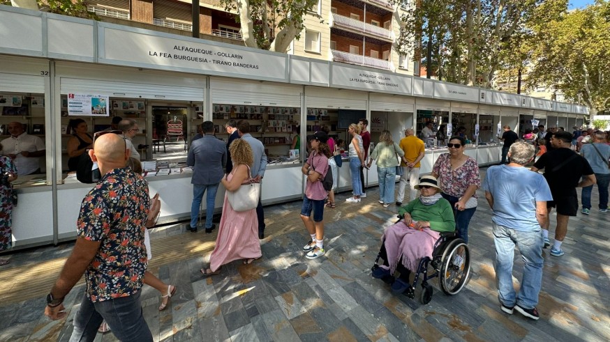 Casi 90 mil personas han visitado ya la Feria del Libro de Murcia