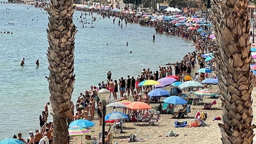 Asistencia masiva en las playas de Los Alcázares