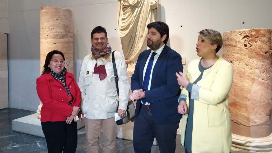 Antonio Zorrilla, segundo por la izquierda, es el visitante 2 millones del Teatro Romano