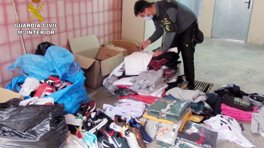 La Guardia Civil incauta prendas falsas por valor de 4.400 euros en el mercadillo de Purias (Lorca)