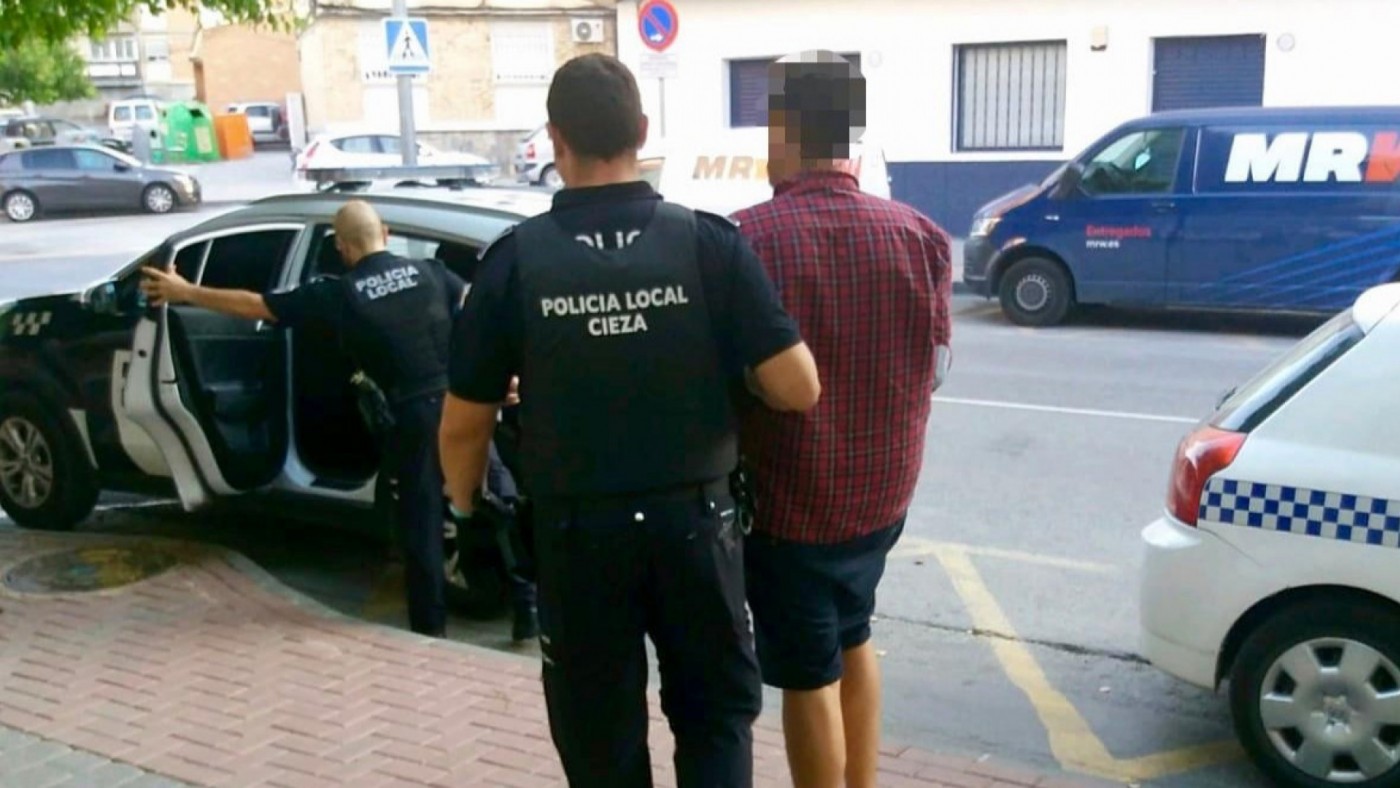 El detenido, acompañado por la Policía Local