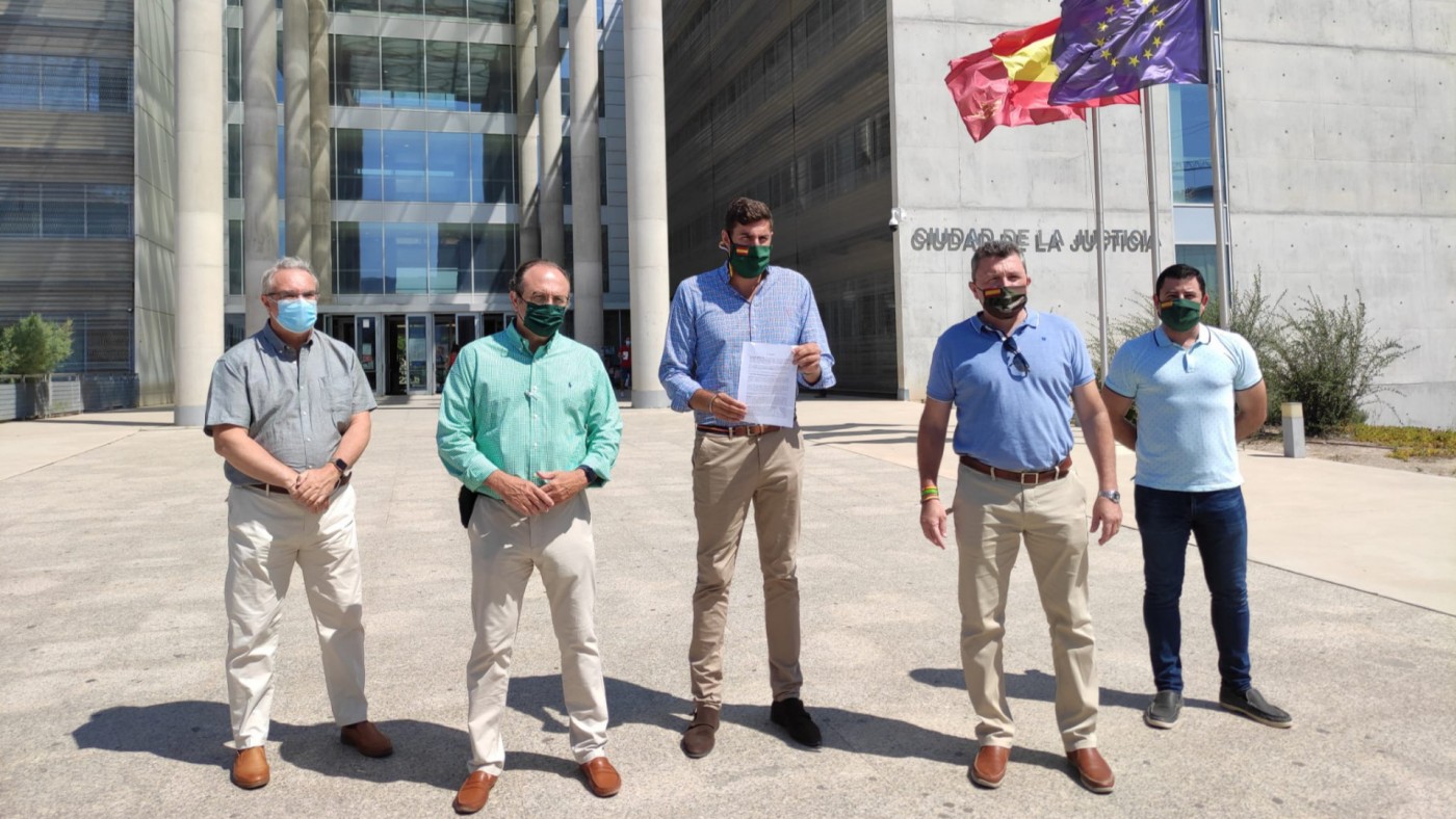 Vox presenta la denuncia por los vertidos al Mar Menor en la Ciudad de la Justicia. ORM