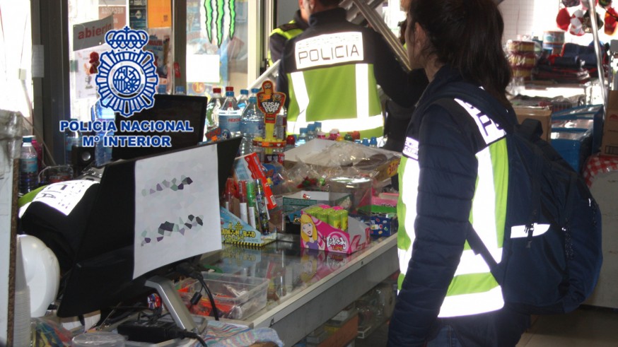 Inspección en el local que regentaba el detenido